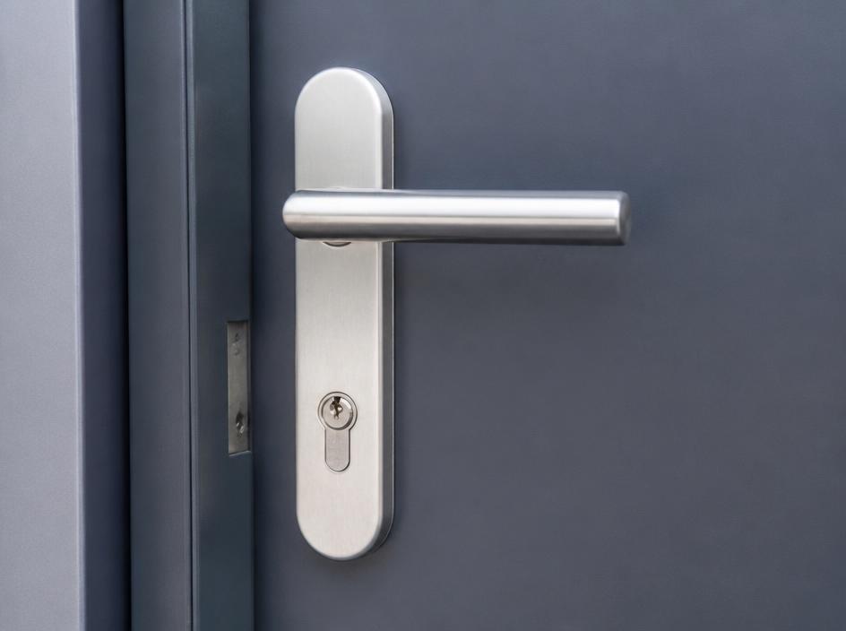Serrure et poignée neuves posées sur une porte